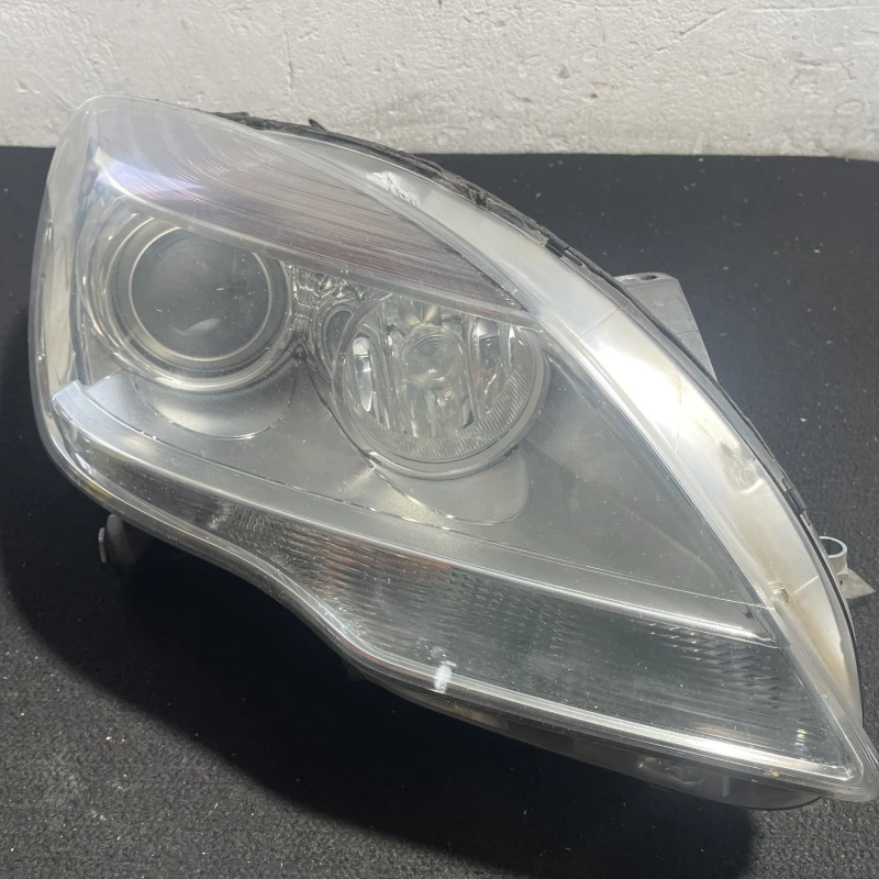 Far dreapta xenon Mercedes-Benz 