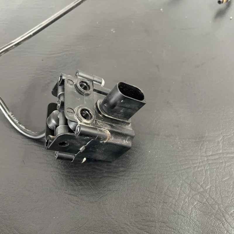 Distribuitor aer suspensie / BMW Seria 5 F11 2013 / Audio si electronice