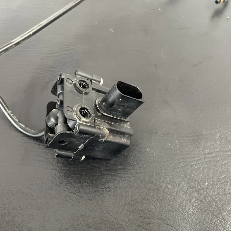 Distribuitor aer suspensie / BMW Seria 5 F11 2013 / Audio si electronice
