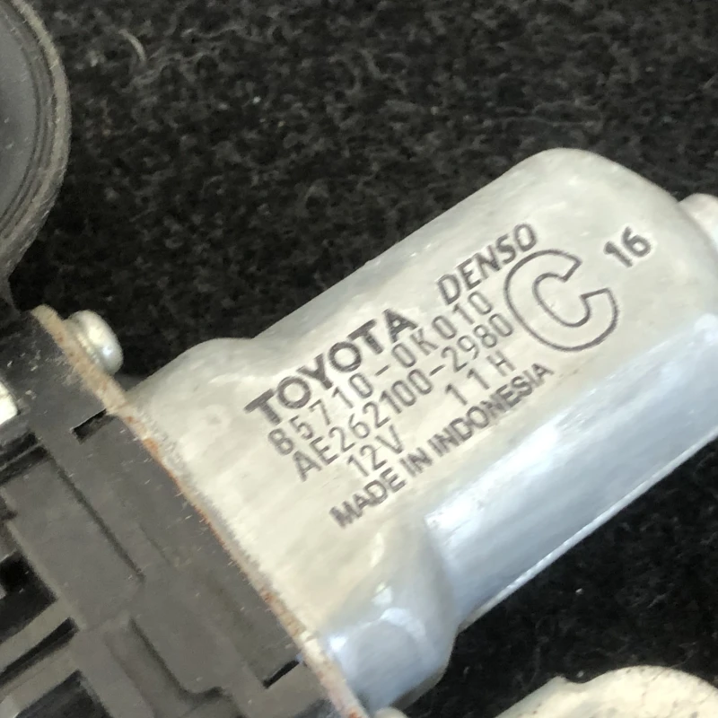 Macara geam dreapta fata / Toyota Hilux  2007 / Caroserie, oglinzi si faruri