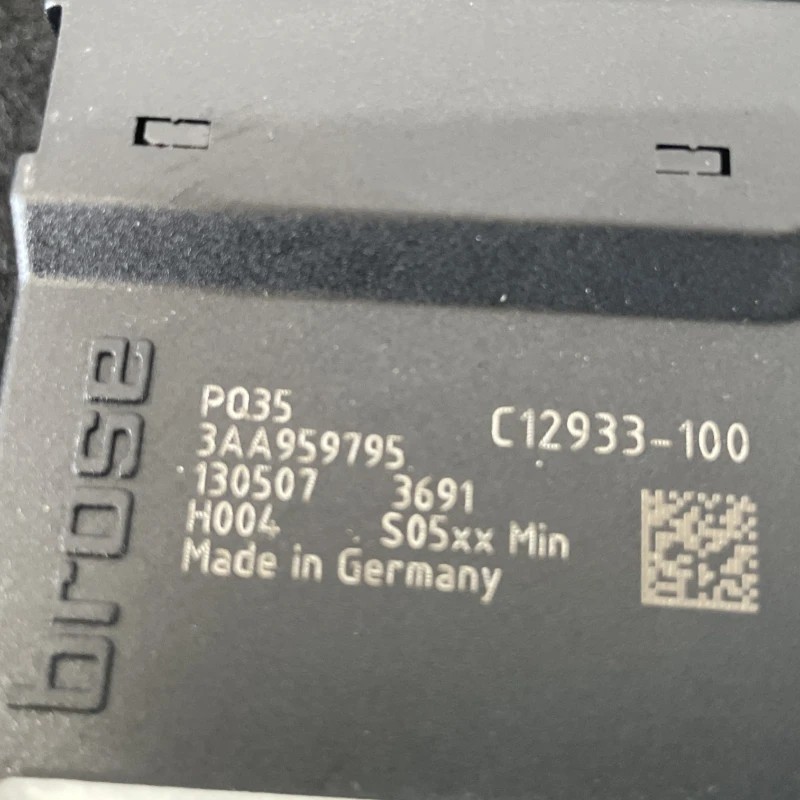 Motoras geam stanga spate / Volkswagen Passat B7 2013 / Audio si electronice