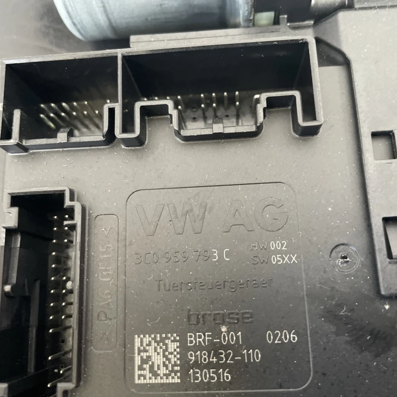 Motoras geam stanga fata cu modul / Volkswagen Passat B7 2014 / Audio si electronice