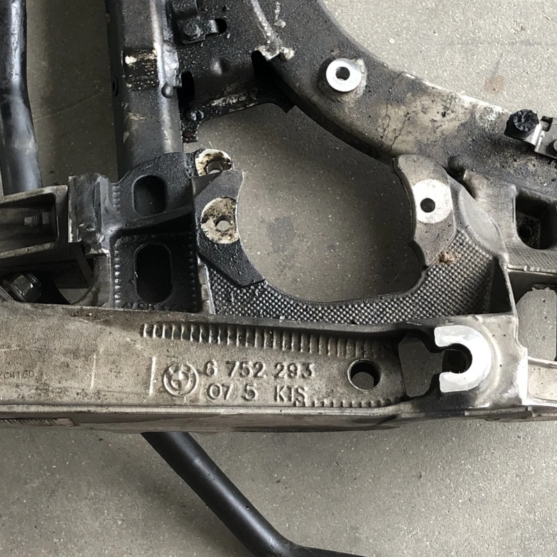 Punte fata jug suport motor / BMW Seria 7 E65 2008 / Directie si suspensie