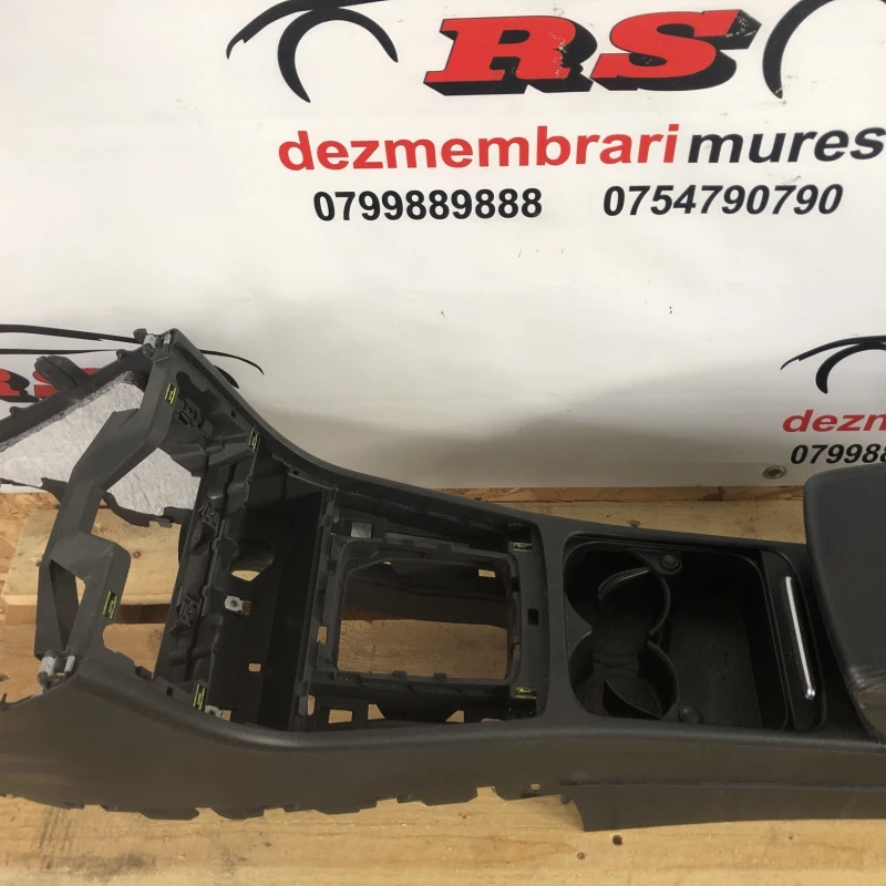 Cotiera centrala / Volkswagen Passat B7 2013 / Interior