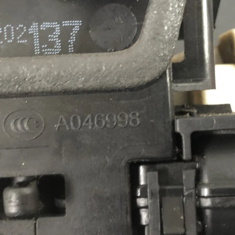 Iala broasca usa stanga spate cu soft close / BMW Seria 7 E65 2008 / Caroserie, oglinzi si faruri