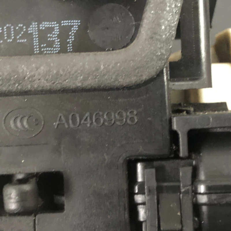 Iala broasca usa stanga spate cu soft close / BMW Seria 7 E65 2008 / Caroserie, oglinzi si faruri