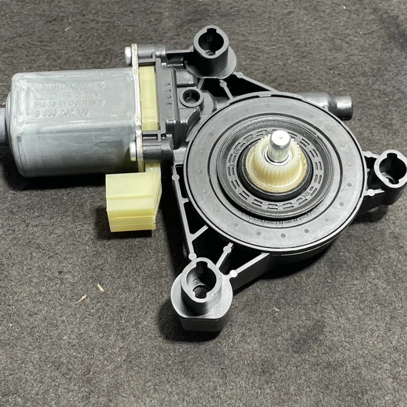 Motoras geam dreapta fata / Seat Leon 5F 2015 / Audio si electronice