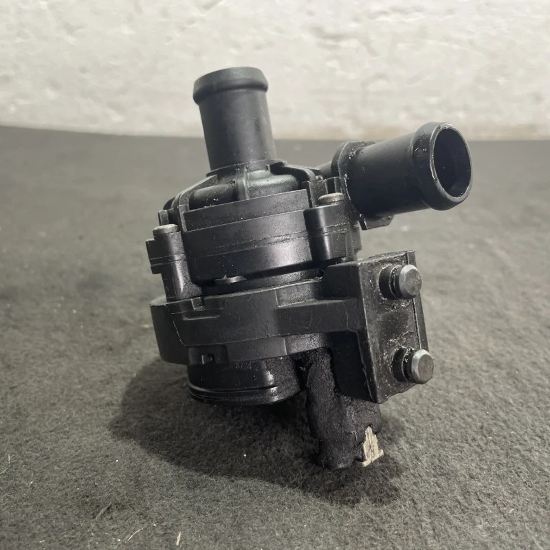 Pompa auxiliara recirculare apa / Volkswagen Passat B8 2016 / Motor, racire si evacuare