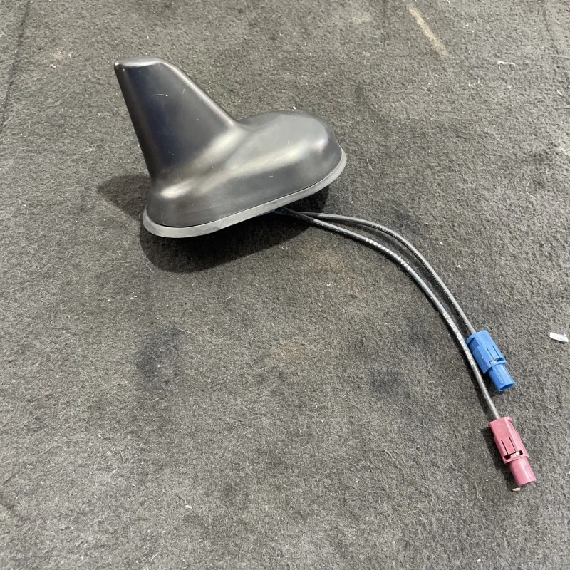 Antena / Volkswagen Passat B8 2016 / Audio si electronice