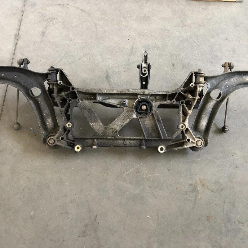 Punte fata jug suport motor / Volkswagen Passat B8 2016 / Directie si suspensie
