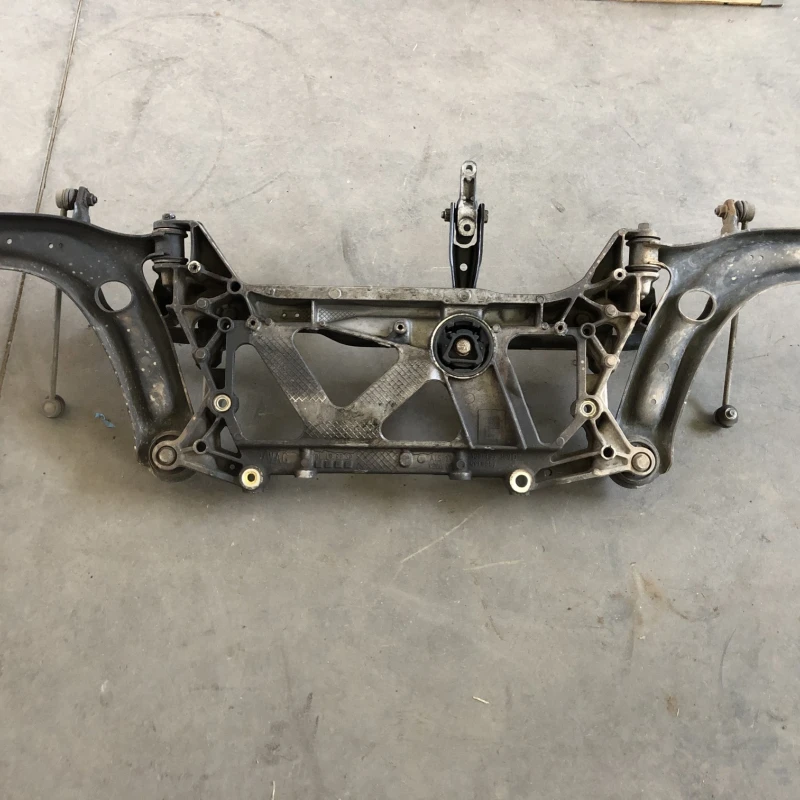 Punte fata jug suport motor / Volkswagen Passat B8 2016 / Directie si suspensie