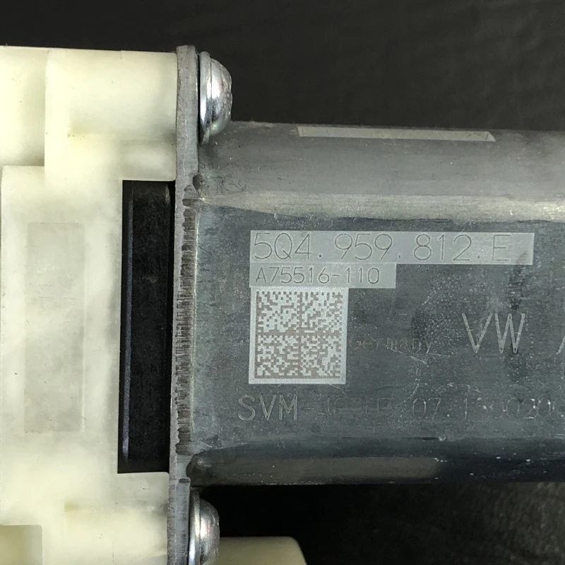 Motoras geam stanga spate / Volkswagen Passat B8 2016 / Audio si electronice