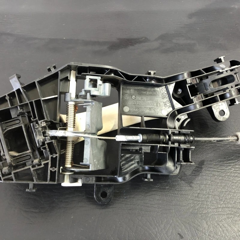Maner usa stanga spate / Volkswagen Passat B8 2016 / Caroserie, oglinzi si faruri