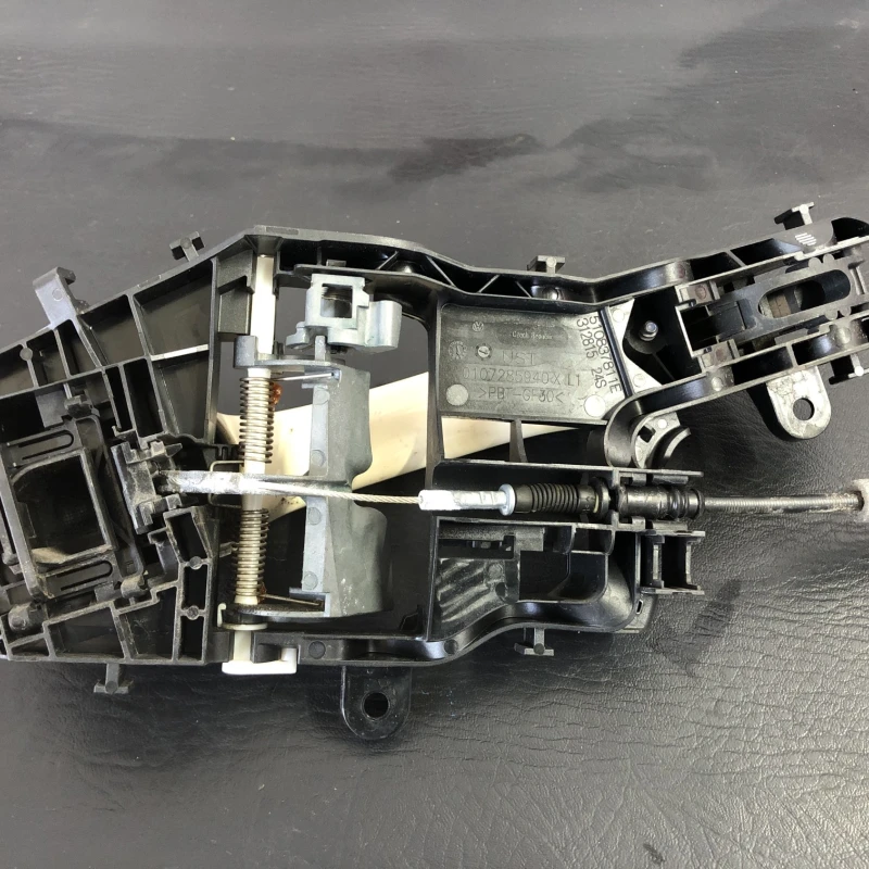 Maner usa stanga spate / Volkswagen Passat B8 2016 / Caroserie, oglinzi si faruri