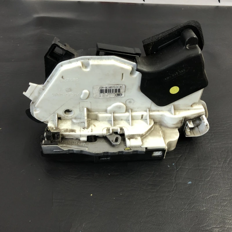 Iala broasca usa stanga fata Volkswagen 