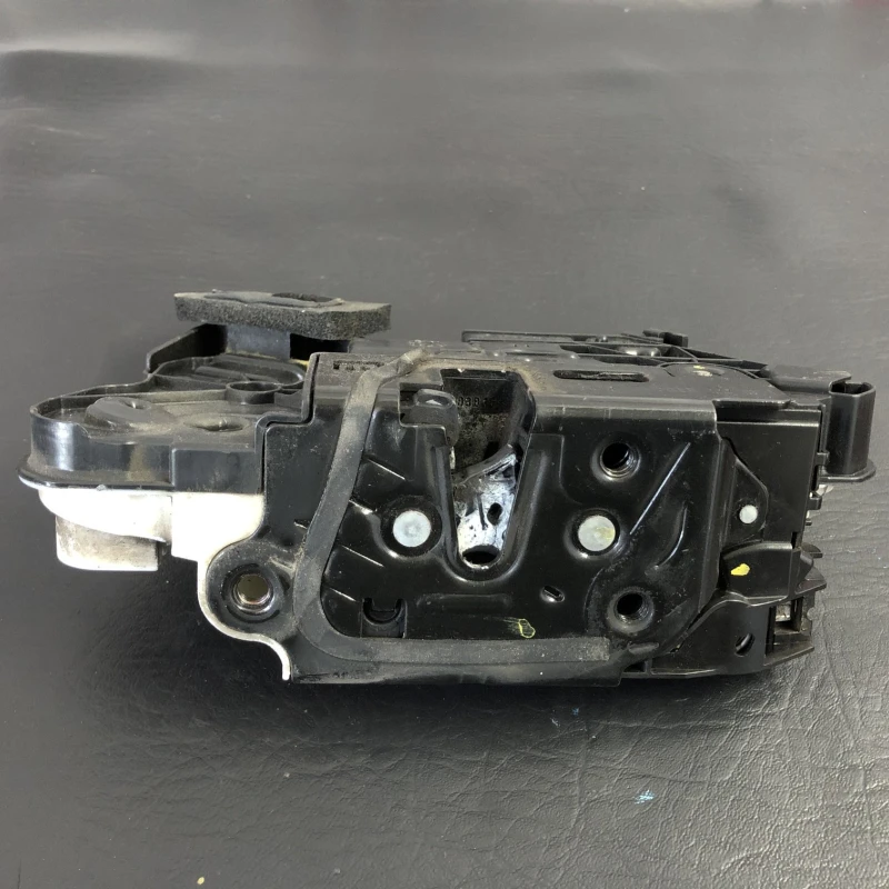 Iala broasca usa stanga fata / Volkswagen Passat B8 2016 / Caroserie, oglinzi si faruri