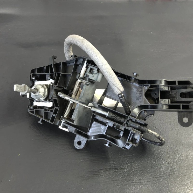 Maner usa stanga fata / Volkswagen Passat B8 2016 / Caroserie, oglinzi si faruri