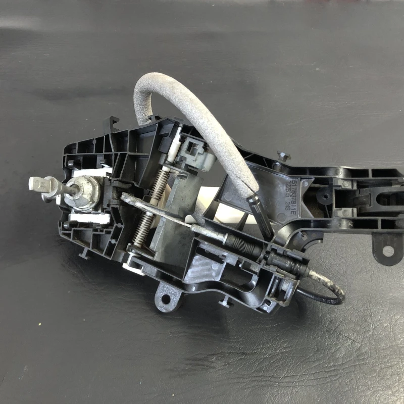 Maner usa stanga fata / Volkswagen Passat B8 2016 / Caroserie, oglinzi si faruri
