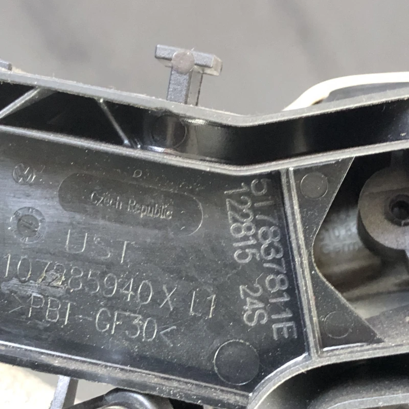 Maner usa stanga fata / Volkswagen Passat B8 2016 / Caroserie, oglinzi si faruri