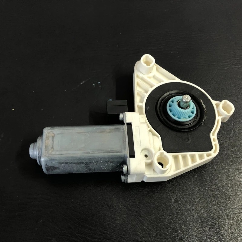 Motoras geam stanga fata / Volkswagen Passat B8 2016 / Audio si electronice