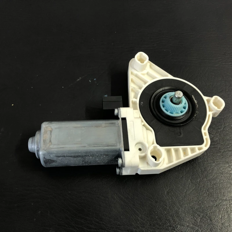 Motoras geam stanga fata / Volkswagen Passat B8 2016 / Audio si electronice
