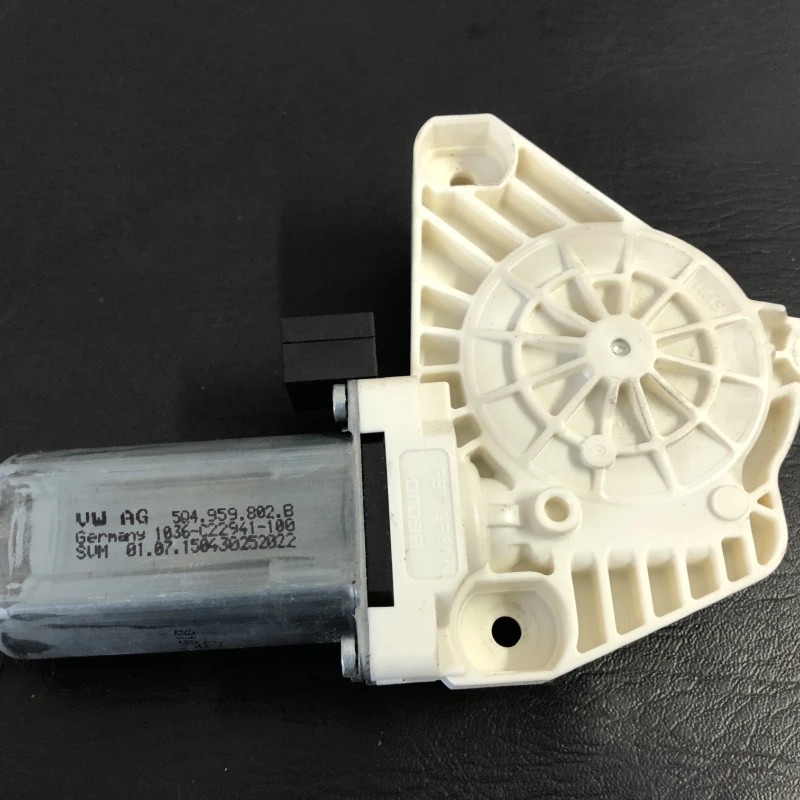 Motoras geam dreapta fata / Volkswagen Passat B8 2016 / Audio si electronice