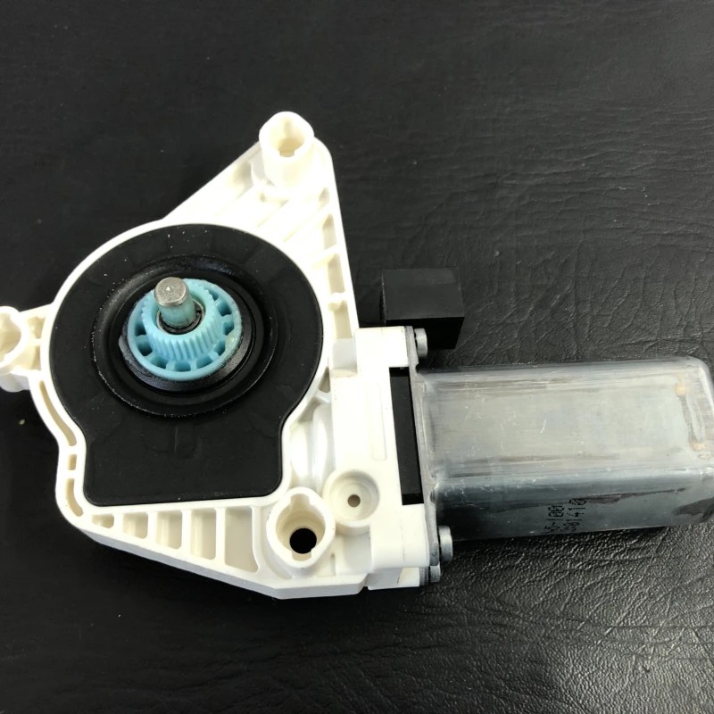 Motoras geam dreapta fata / Volkswagen Passat B8 2016 / Audio si electronice