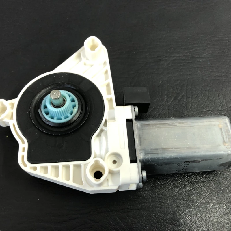 Motoras geam dreapta fata / Volkswagen Passat B8 2016 / Audio si electronice