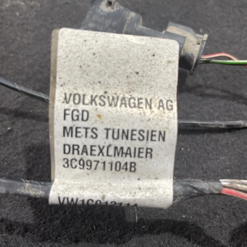 Instalatie cu senzori de parcare inclus / Volkswagen Passat B6 2010 / Audio si electronice