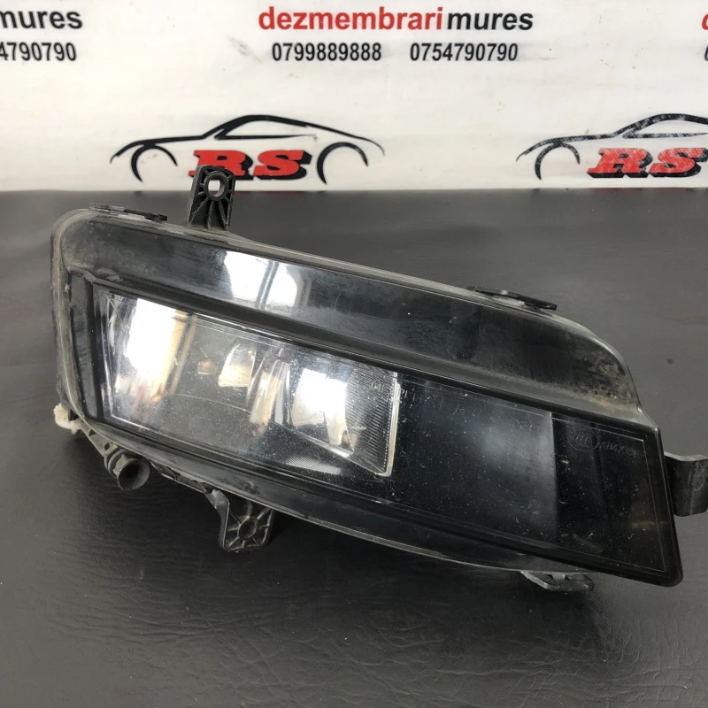 Proiector dreapta / Volkswagen Golf MK7 2014 / Caroserie, oglinzi si faruri