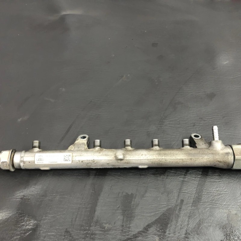 Rampa injectoare cu senzor Volkswagen Polo 6R 2011