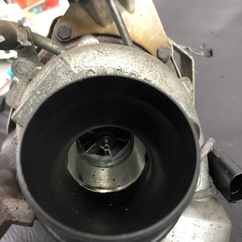 Turbosuflanta turbo turbina / Volkswagen Touran 1T 2008 / Motor, racire si evacuare