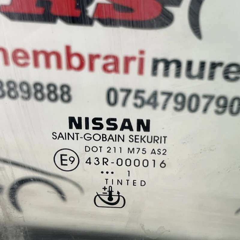 Geam dreapta fata / Nissan Navara D40 2011 / Caroserie, oglinzi si faruri