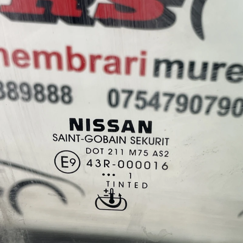 Geam dreapta fata / Nissan Navara D40 2011 / Caroserie, oglinzi si faruri