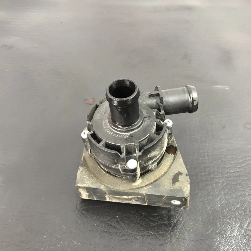 Pompa auxiliara recirculare apa / Volkswagen Golf MK7 2014 / Motor, racire si evacuare