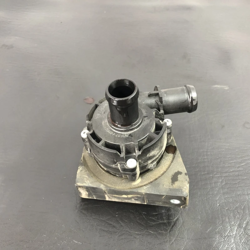 Pompa auxiliara recirculare apa / Volkswagen Golf MK7 2014 / Motor, racire si evacuare