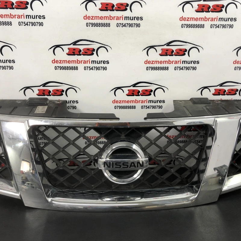 Grila radiator cu emblema Nissan 