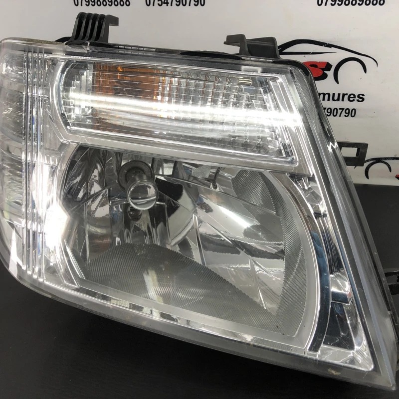 Far dreapta EUROPA / Nissan Navara D40 2011 / Caroserie, oglinzi si faruri