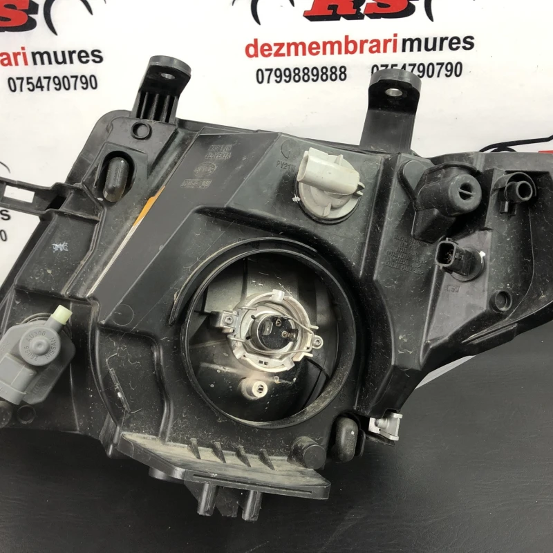 Far dreapta EUROPA / Nissan Navara D40 2011 / Caroserie, oglinzi si faruri