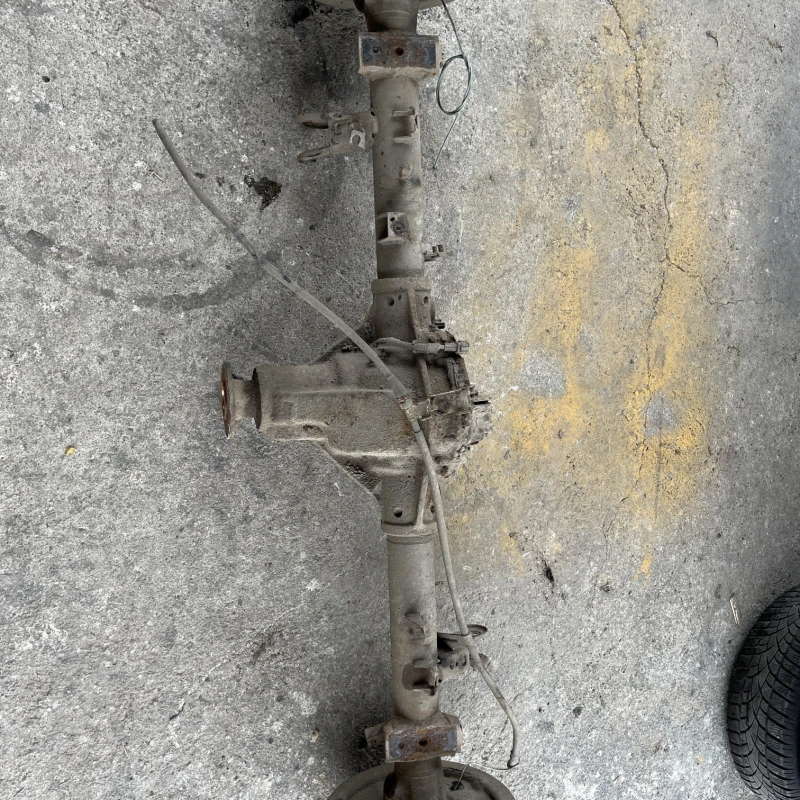Punte spate / Nissan Navara D40 2011 / Directie si suspensie