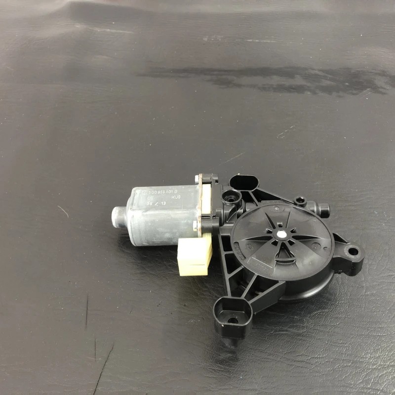 Motoras geam stanga fata / Volkswagen Golf MK7 2014 / Audio si electronice