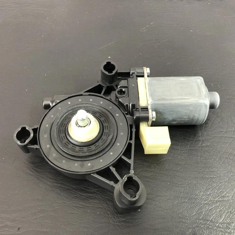 Motoras geam stanga fata / Volkswagen Golf MK7 2014 / Audio si electronice
