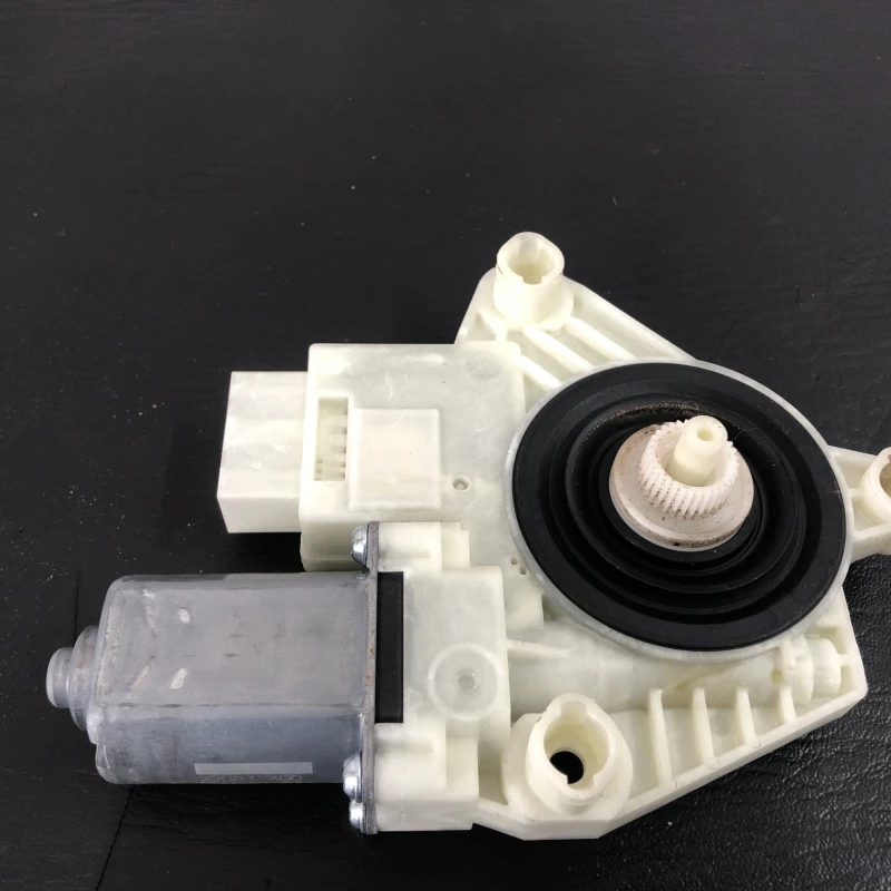 Motoras geam stanga spate / Volkswagen Golf MK7 2014 / Audio si electronice