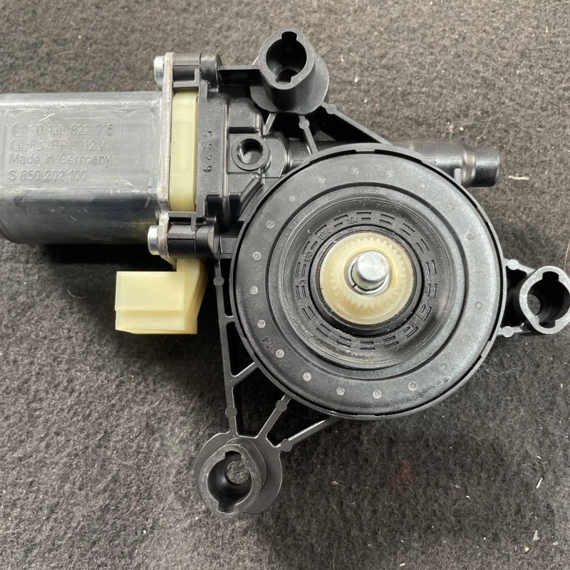 Motoras geam dreapta fata Volkswagen Golf MK7 2014