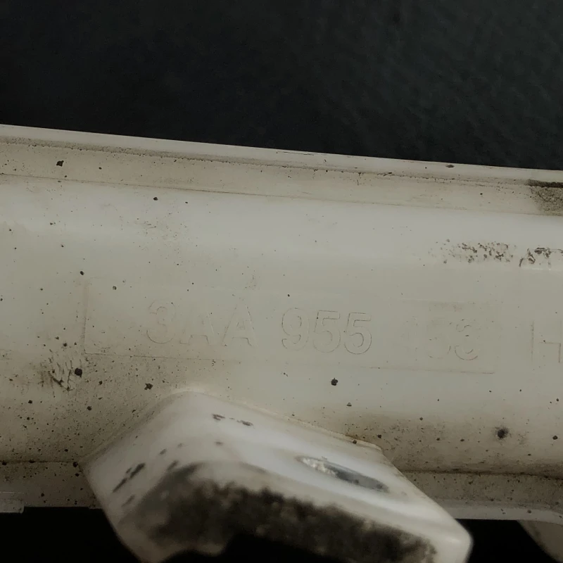 Vas lichid parbriz strop gel / Volkswagen Passat B7 2011 / Caroserie, oglinzi si faruri