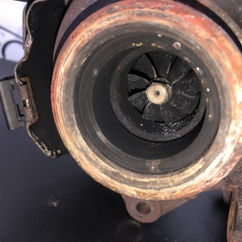 Turbosuflanta turbo turbina / Volkswagen Passat B6 2007 / Motor, racire si evacuare