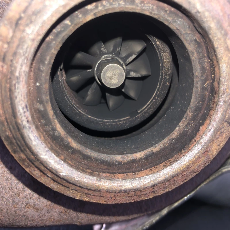 Turbosuflanta turbo turbina / Volkswagen Passat B6 2009 / Motor, racire si evacuare