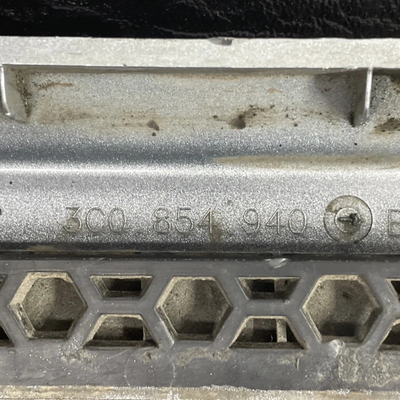 Bandou usa dreapta fata / Volkswagen Passat B6 2010 / Caroserie, oglinzi si faruri