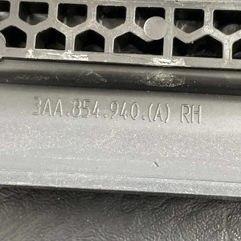 Bandou usa dreapta fata / Volkswagen Passat B7 2011 / Caroserie, oglinzi si faruri