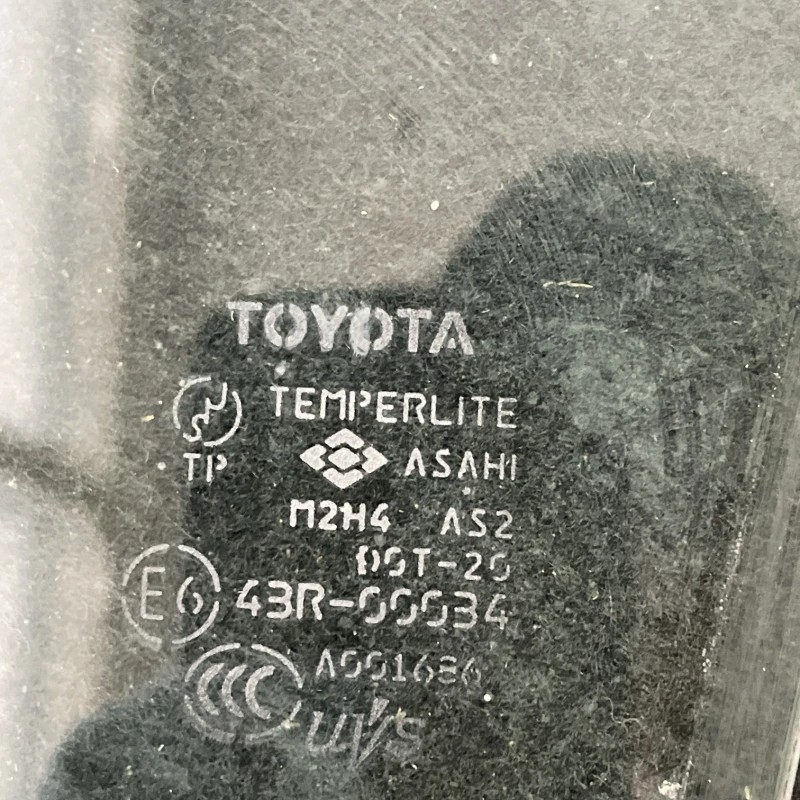 Geam dreapta fata / Toyota Rav4 XA30 2007 / Caroserie, oglinzi si faruri